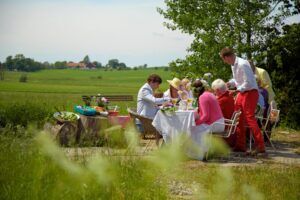 Cách người Thuỵ Điển tận hưởng lễ hội Midsummer an toàn và độc đáo trong thời Covid-19